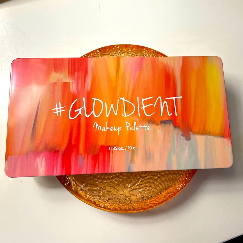 *SOLD ON OTHER SITE* 🔥NWOT🔥 TOUCH IN SOL
 Glowdient Makeup Palette